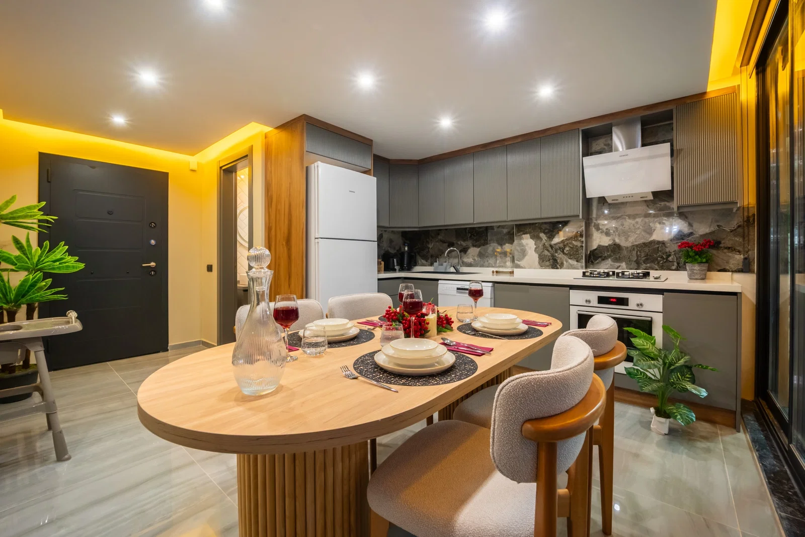 Yeşilköy’de Huzurlu, Korunaklı Havuzlu, 4 Kişilik, Lüks Villa