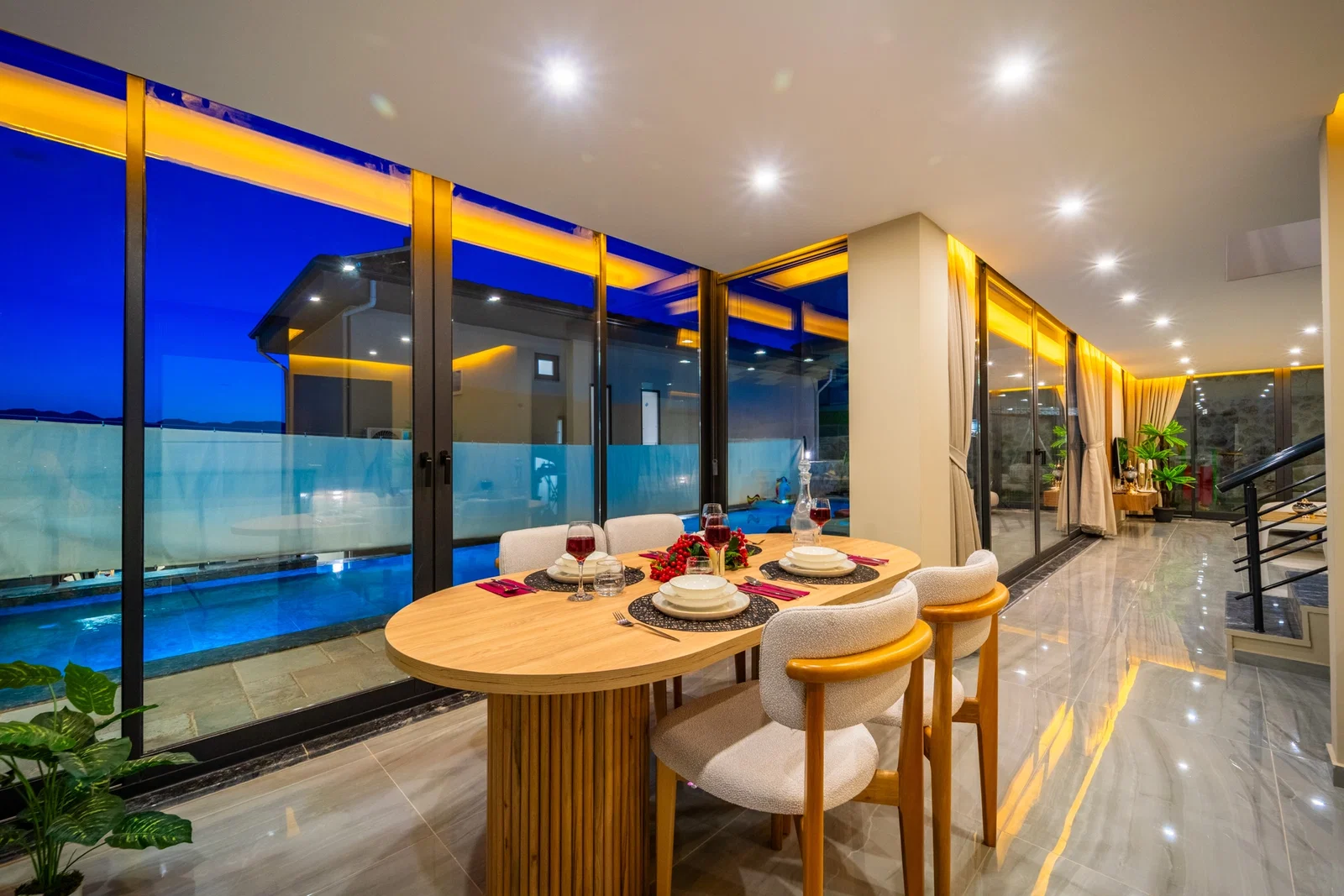 Yeşilköy’de Huzurlu, Korunaklı Havuzlu, 4 Kişilik, Lüks Villa