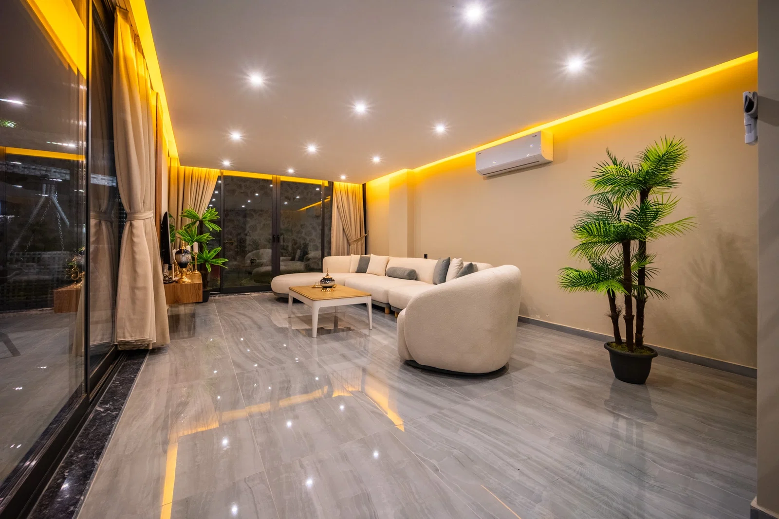 Yeşilköy’de Huzurlu, Korunaklı Havuzlu, 4 Kişilik, Lüks Villa