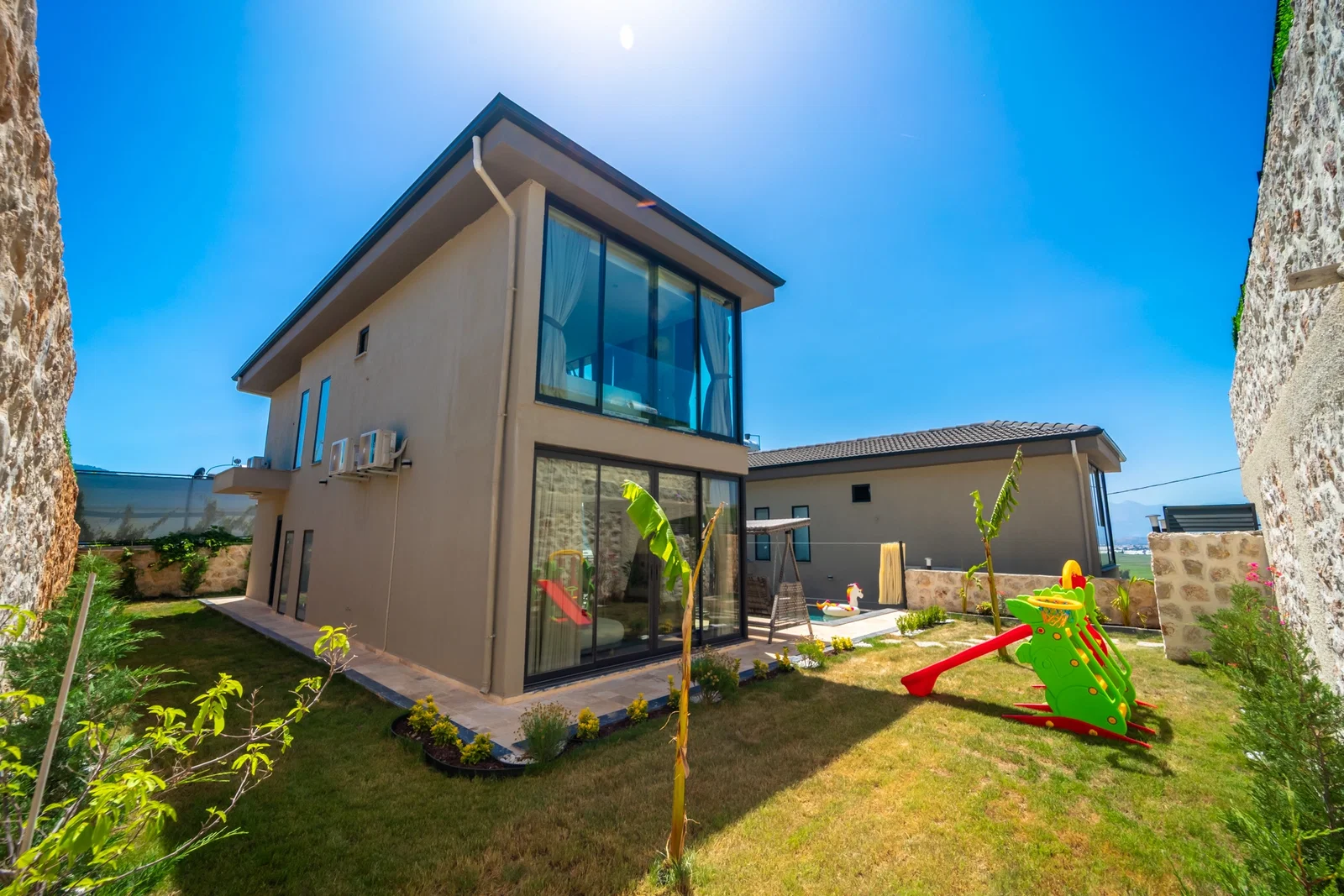 Yeşilköy’de Huzurlu, Korunaklı Havuzlu, 4 Kişilik, Lüks Villa