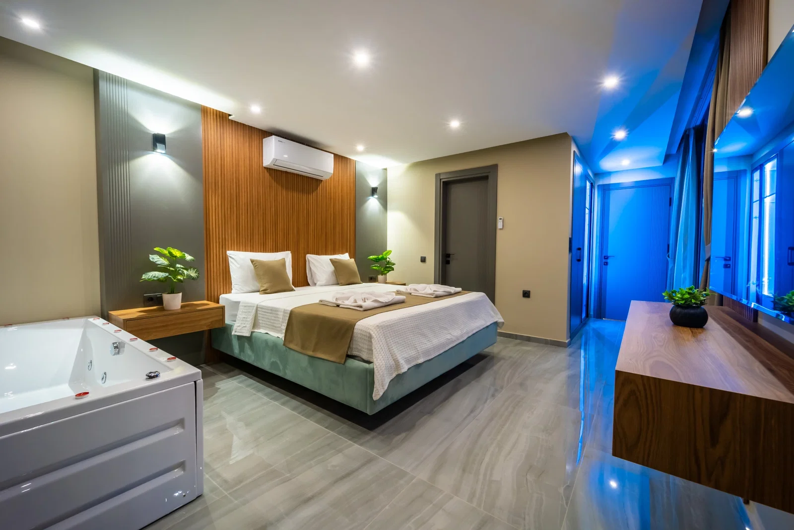 Yeşilköy’de Huzurlu, Korunaklı Havuzlu, 4 Kişilik, Lüks Villa