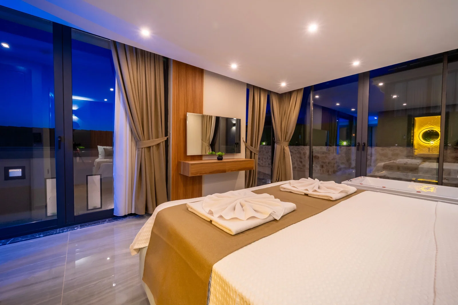 Yeşilköy’de Huzurlu, Korunaklı Havuzlu, 4 Kişilik, Lüks Villa