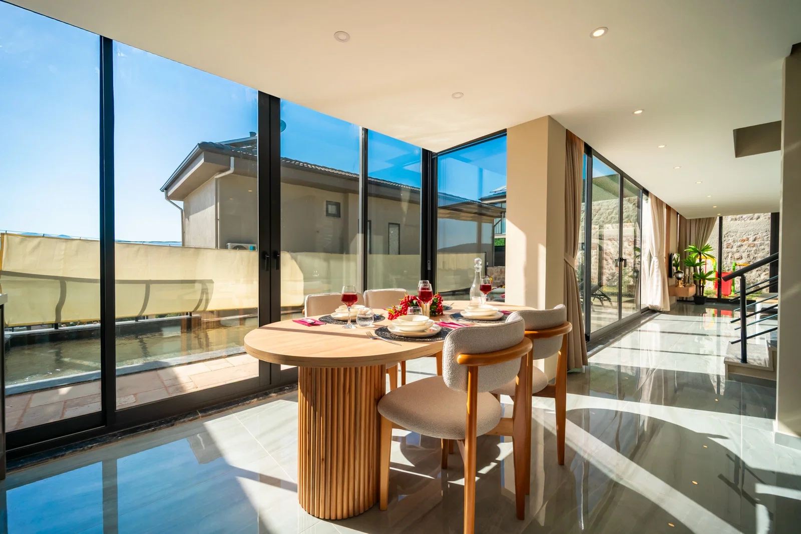 Yeşilköy’de Huzurlu, Korunaklı Havuzlu, 4 Kişilik, Lüks Villa