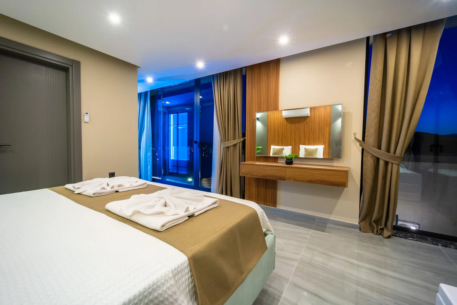 Yeşilköy’de Huzurlu, Korunaklı Havuzlu, 4 Kişilik, Lüks Villa