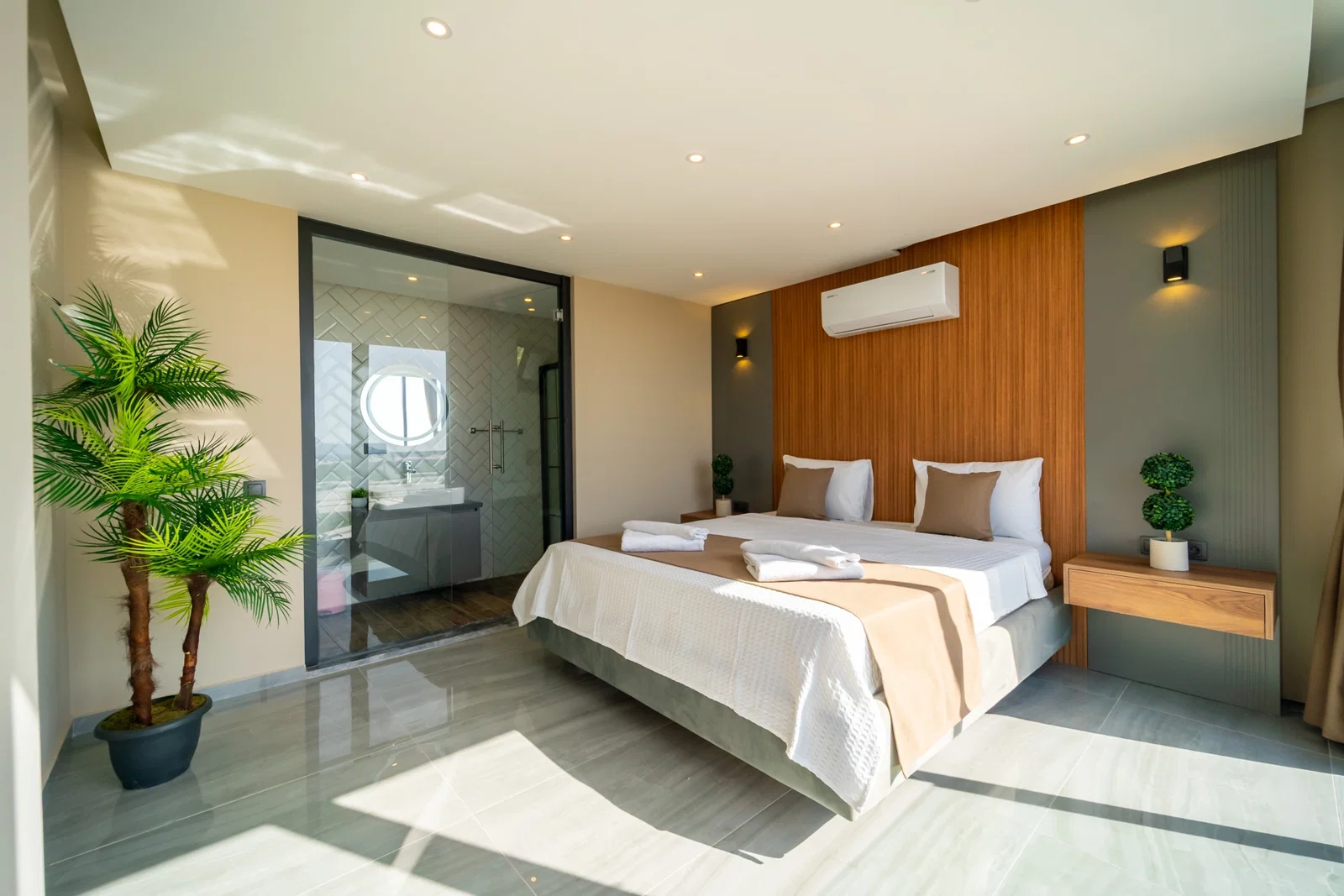 Yeşilköy’de Huzurlu, Korunaklı Havuzlu, 4 Kişilik, Lüks Villa