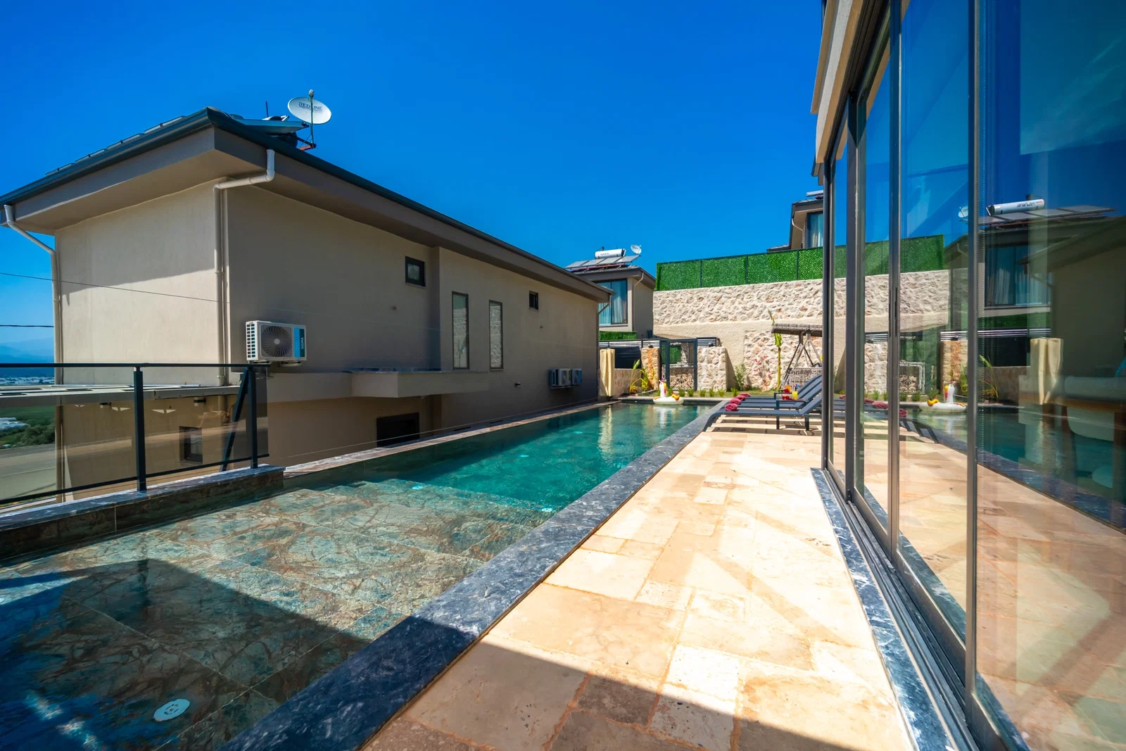 Yeşilköy’de Huzurlu, Korunaklı Havuzlu, 4 Kişilik, Lüks Villa