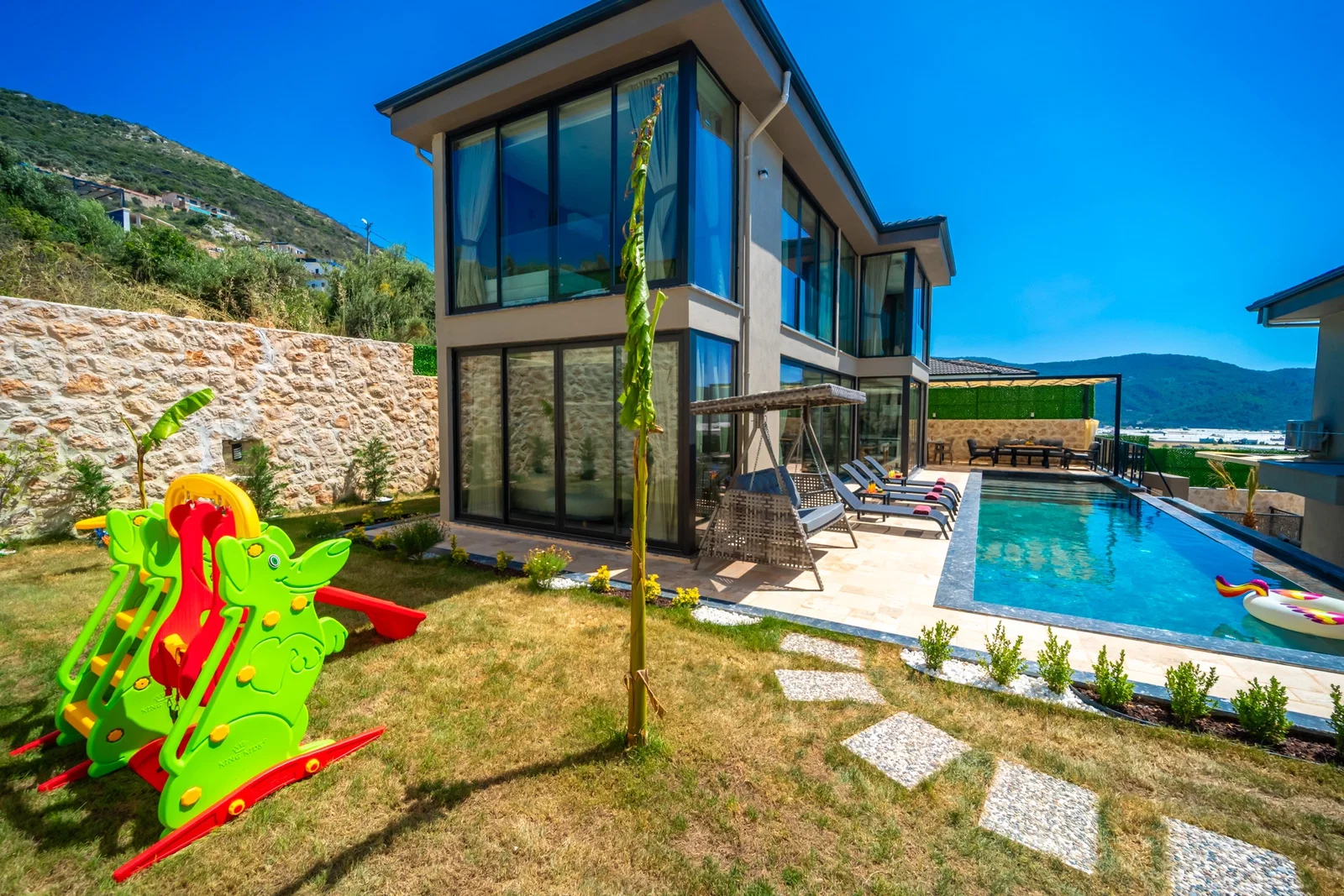Yeşilköy’de Huzurlu, Korunaklı Havuzlu, 4 Kişilik, Lüks Villa