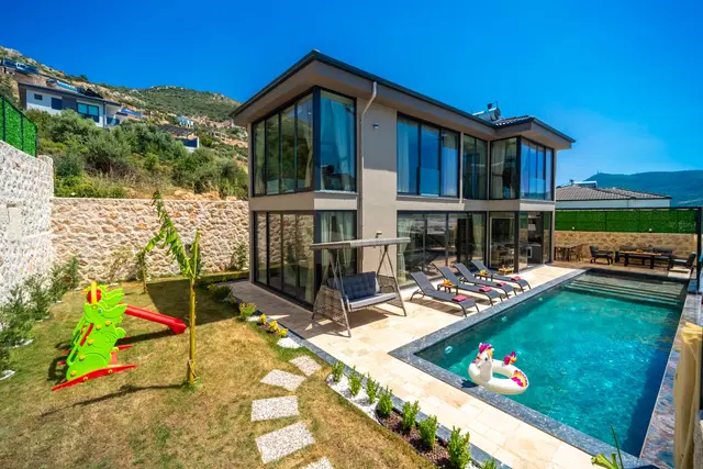 Yeşilköy’de Huzurlu, Korunaklı Havuzlu, 4 Kişilik, Lüks Villa