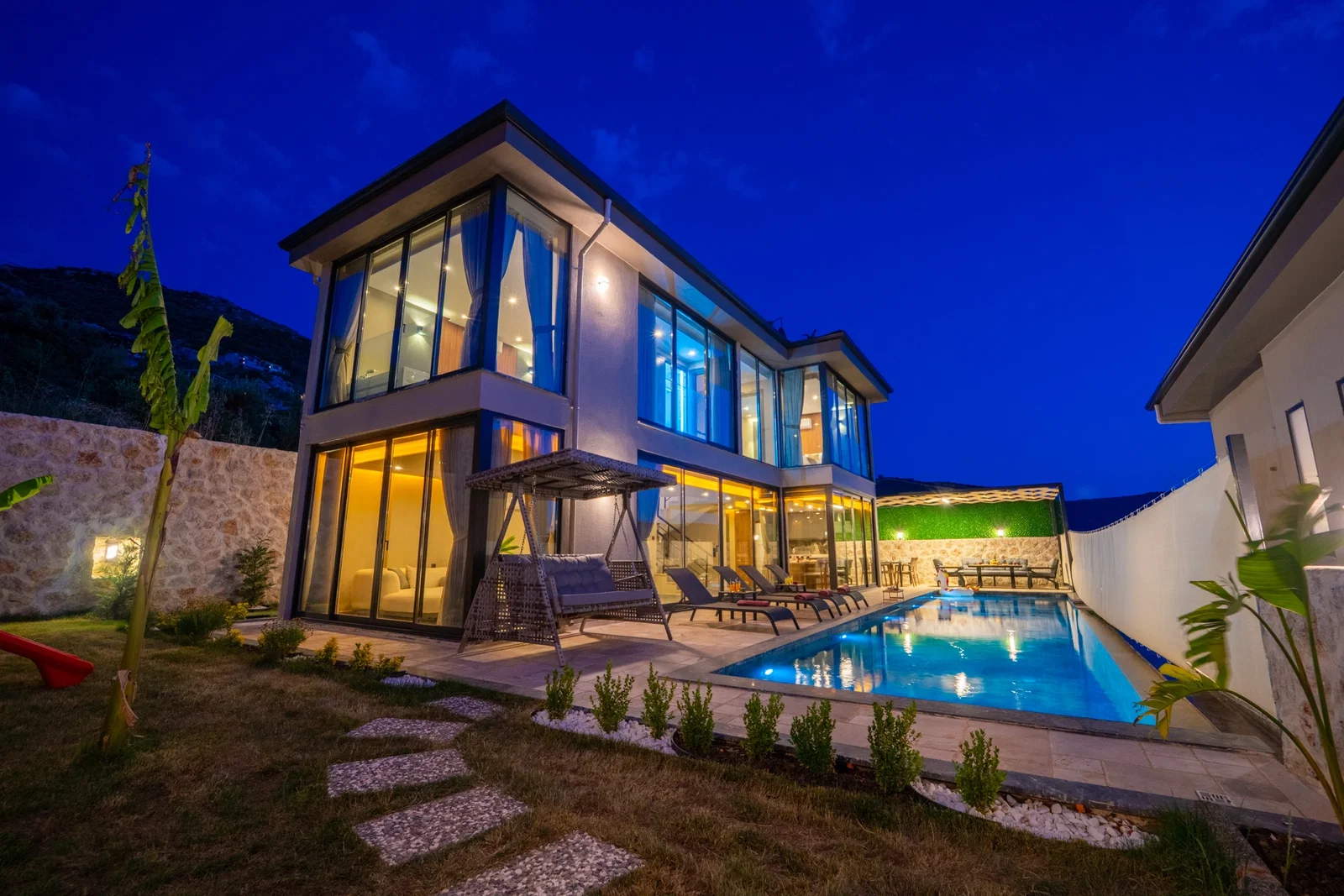 Yeşilköy’de Huzurlu, Korunaklı Havuzlu, 4 Kişilik, Lüks Villa