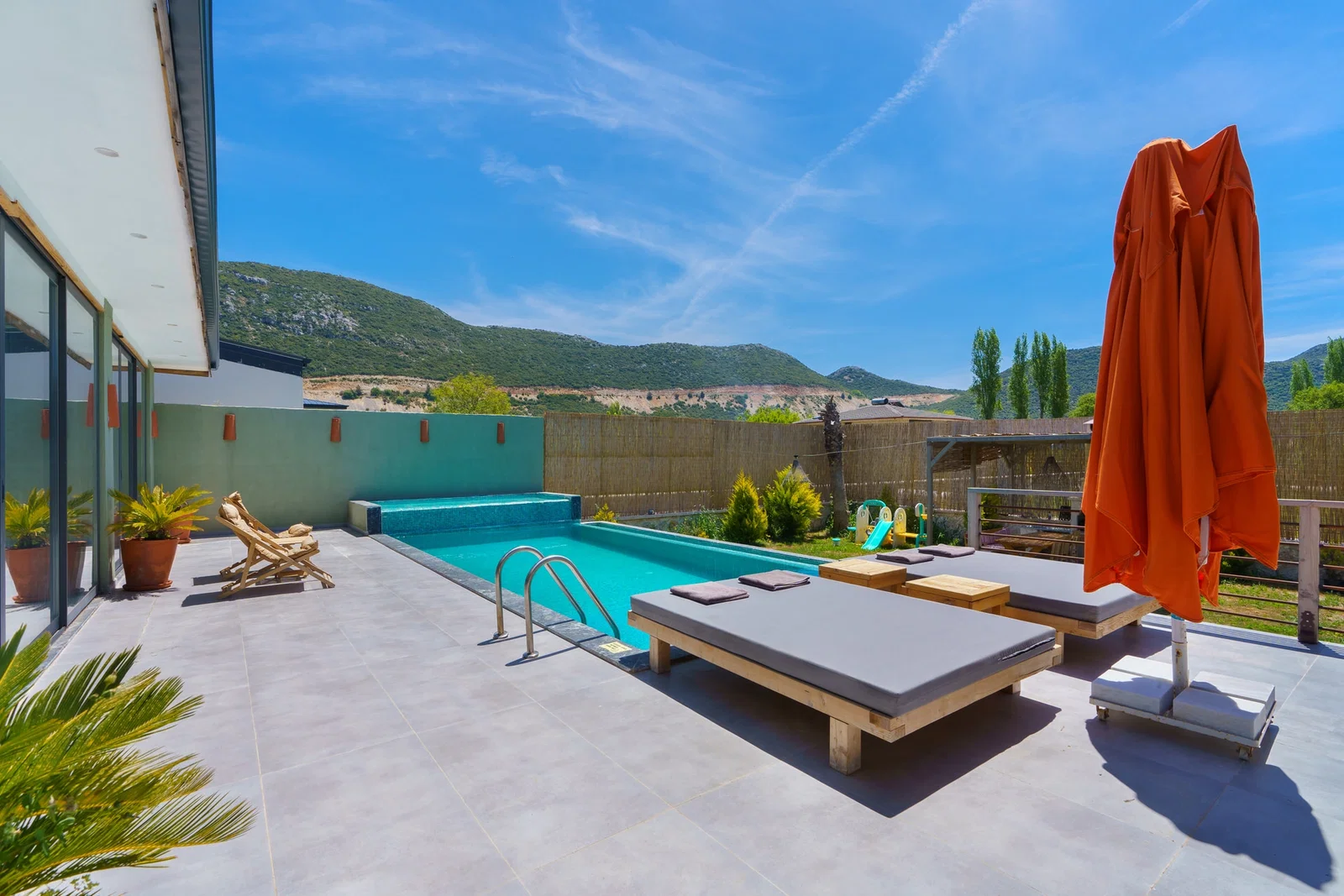 Bezirgan’da Korunaklı, Çocuk Havuzlu, 4 Kişilik, Kiralık Villa