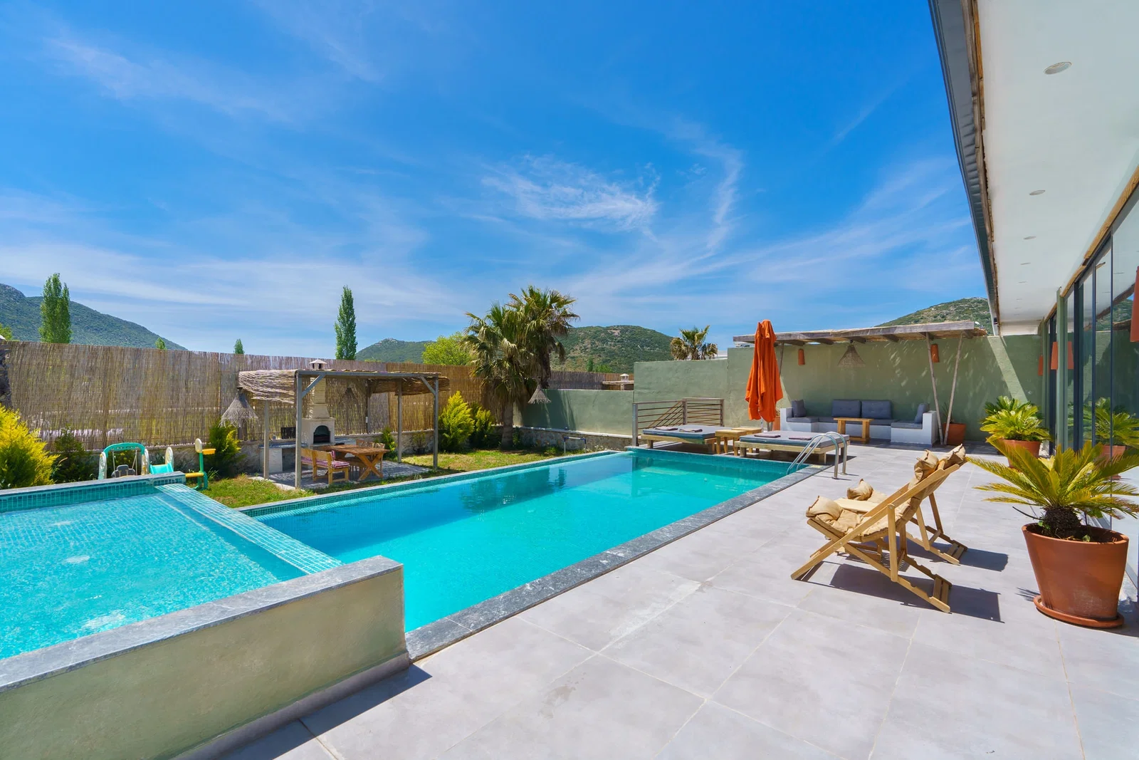 Bezirgan’da Korunaklı, Çocuk Havuzlu, 4 Kişilik, Kiralık Villa