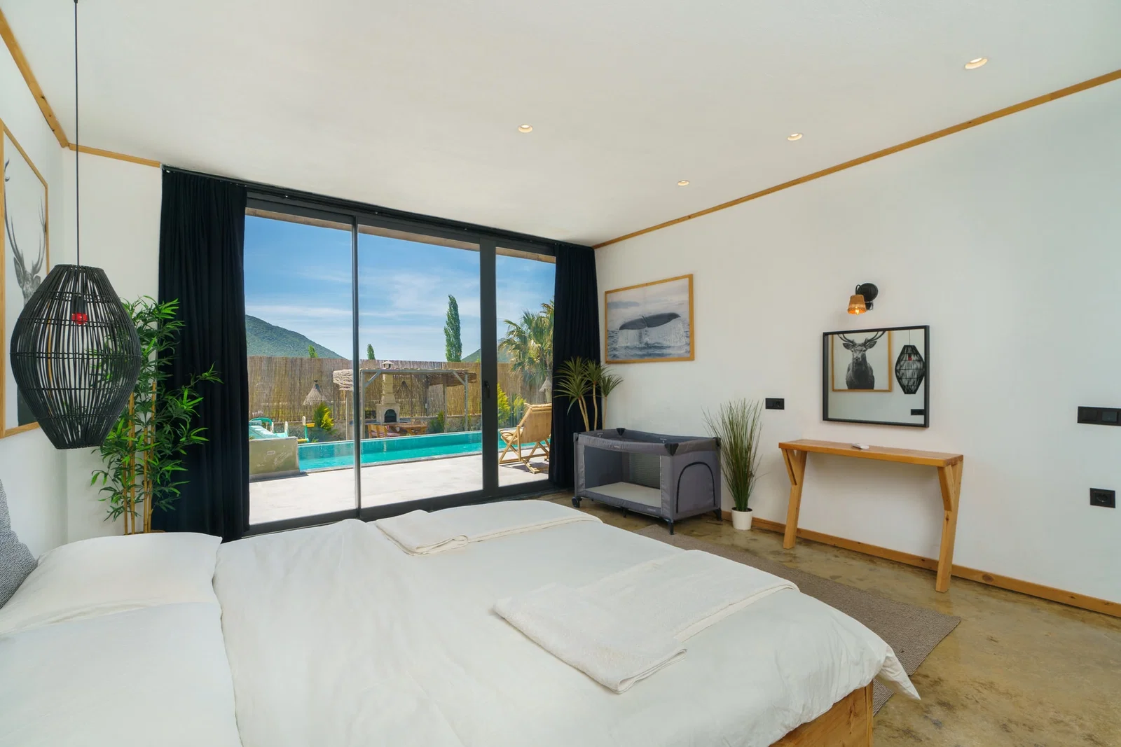 Bezirgan’da Korunaklı, Çocuk Havuzlu, 4 Kişilik, Kiralık Villa