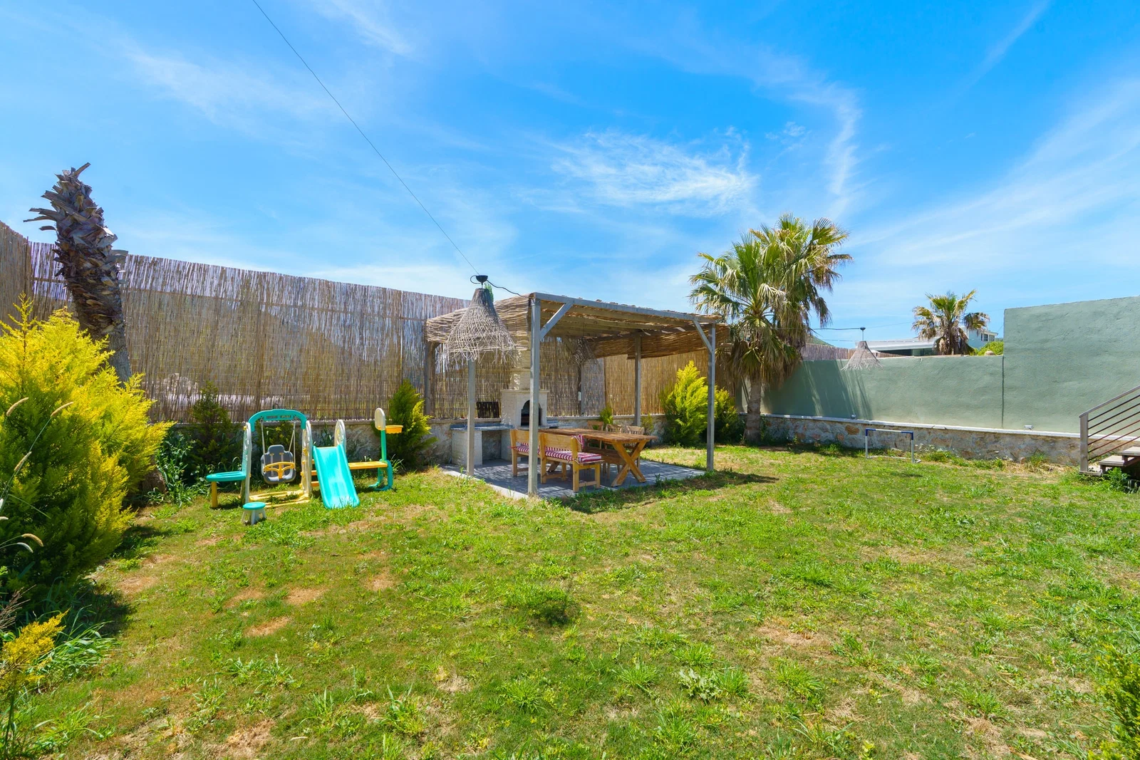 Bezirgan’da Korunaklı, Çocuk Havuzlu, 4 Kişilik, Kiralık Villa