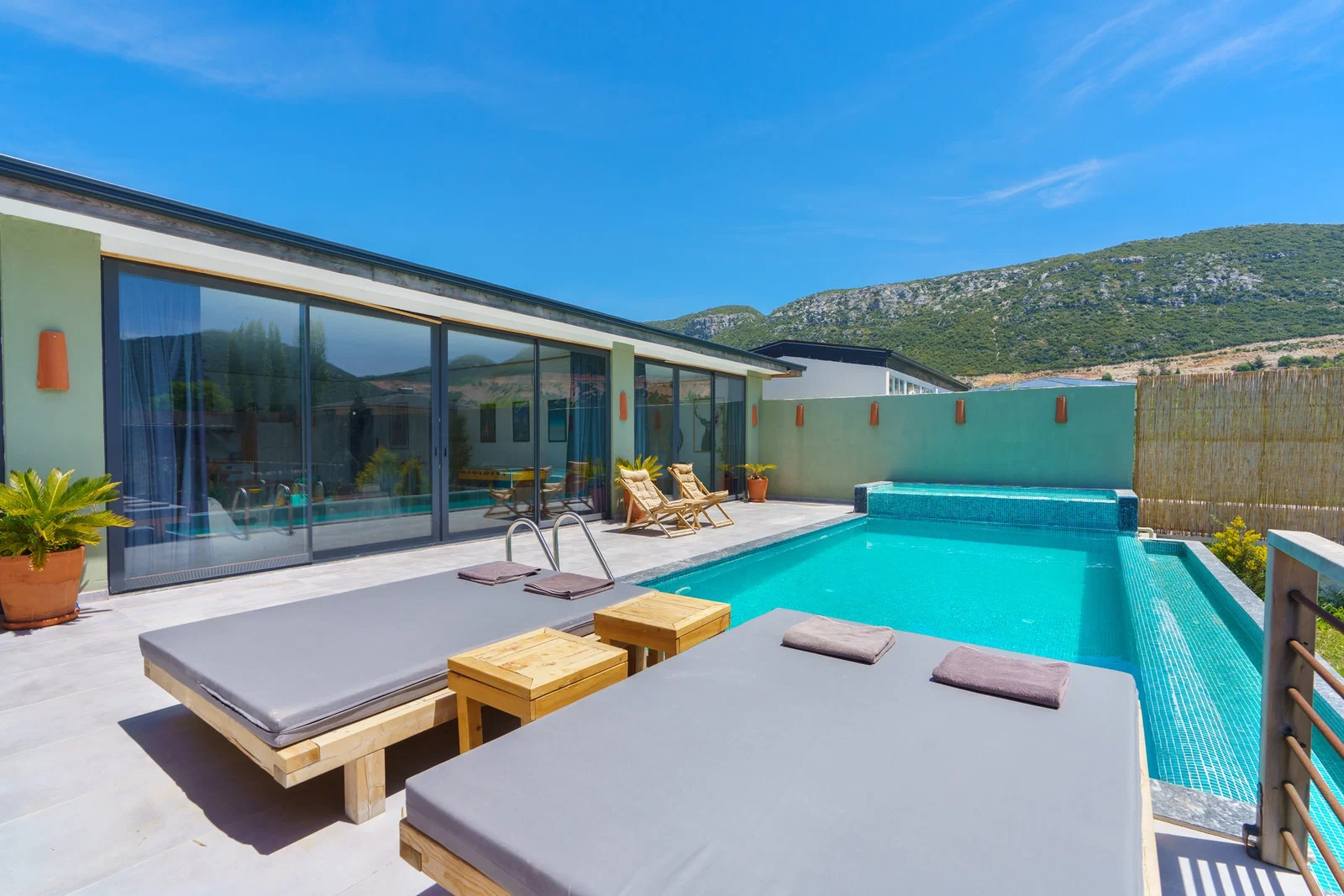 Bezirgan’da Korunaklı, Çocuk Havuzlu, 4 Kişilik, Kiralık Villa