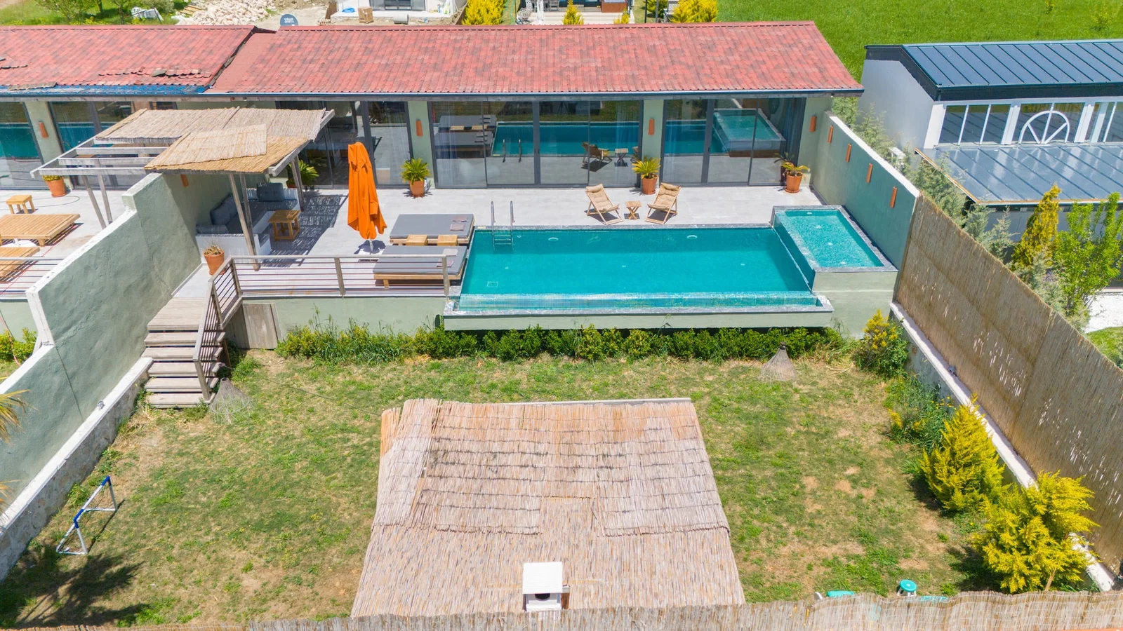 Bezirgan’da Korunaklı, Çocuk Havuzlu, 4 Kişilik, Kiralık Villa