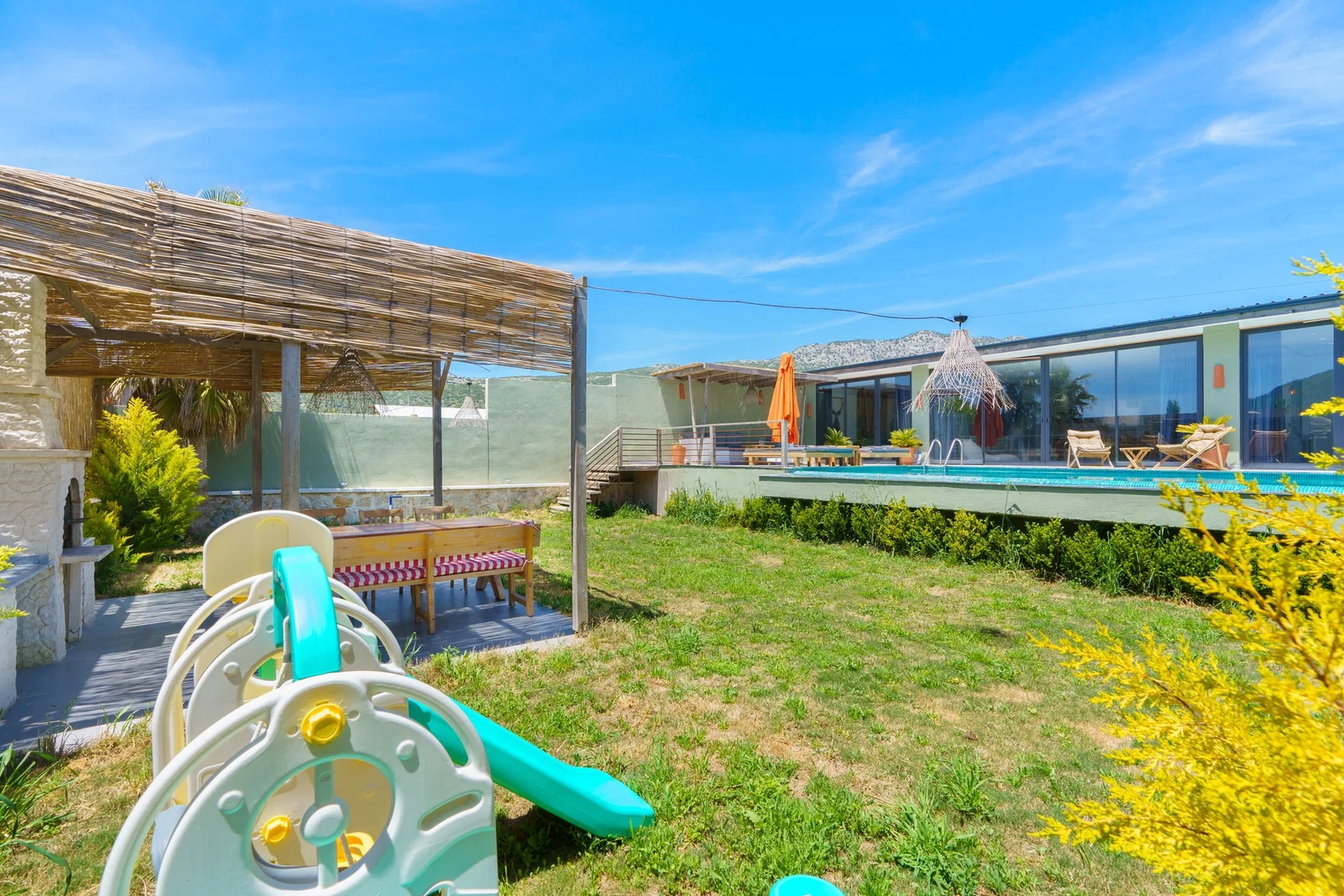 Bezirgan’da Korunaklı, Çocuk Havuzlu, 4 Kişilik, Kiralık Villa