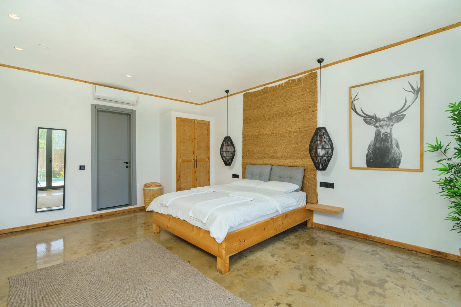 Bezirgan’da Korunaklı, Çocuk Havuzlu, 4 Kişilik, Kiralık Villa