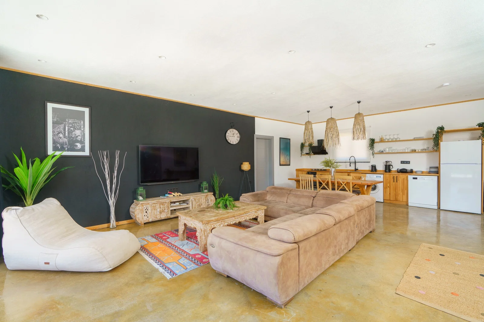 Bezirgan’da Korunaklı, Çocuk Havuzlu, 4 Kişilik, Kiralık Villa