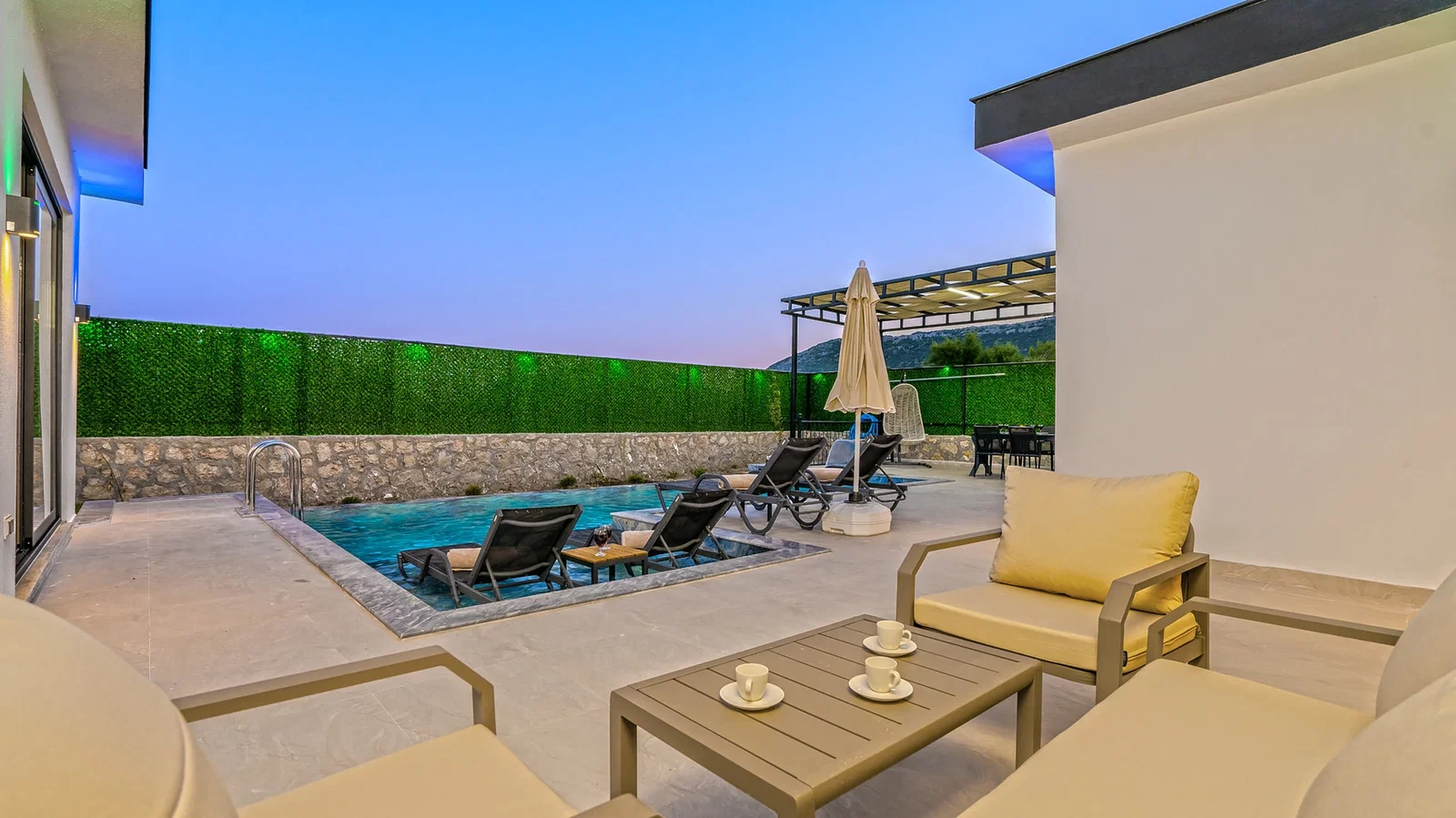 Bezirgan’da Balayı Çiftlerine Uygun, Korunaklı Havuzlu, 2 Yatak Odalı, Kiralık Villa