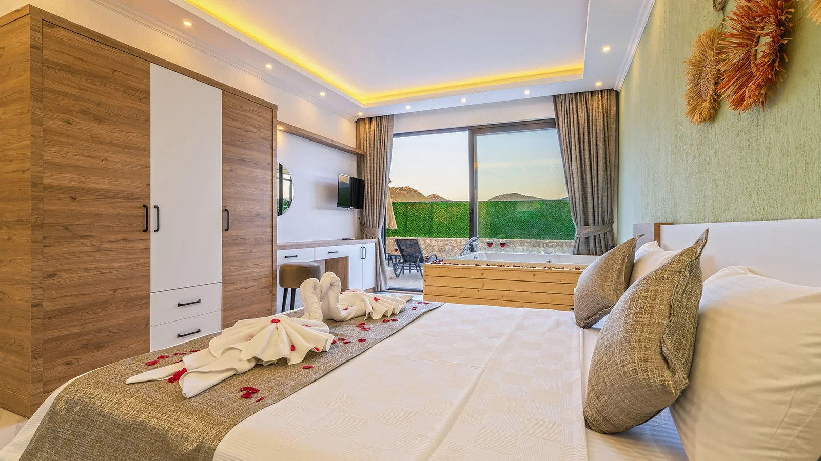 Bezirgan’da Balayı Çiftlerine Uygun, Korunaklı Havuzlu, 2 Yatak Odalı, Kiralık Villa
