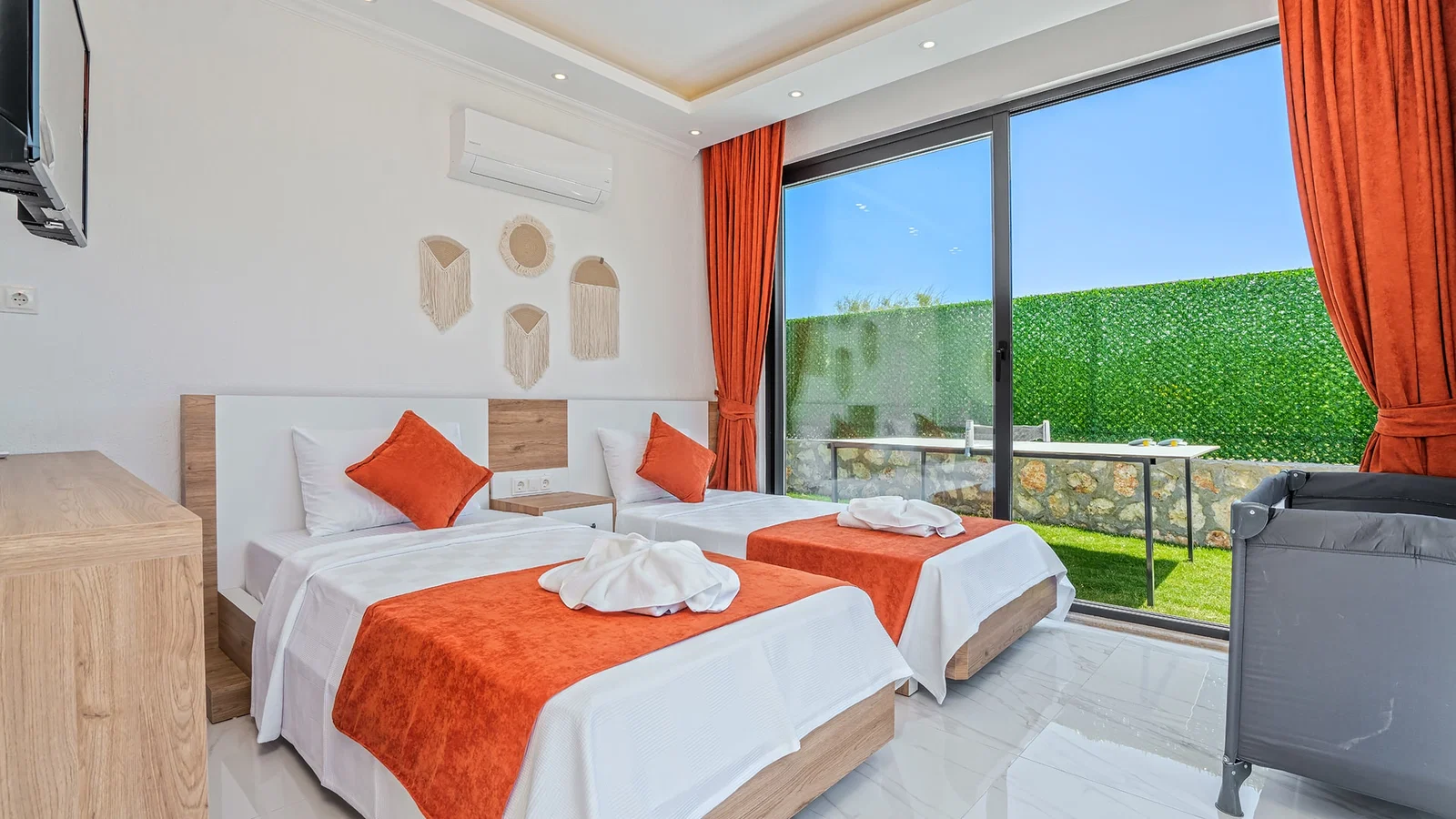 Bezirgan’da Balayı Çiftlerine Uygun, Korunaklı Havuzlu, 2 Yatak Odalı, Kiralık Villa