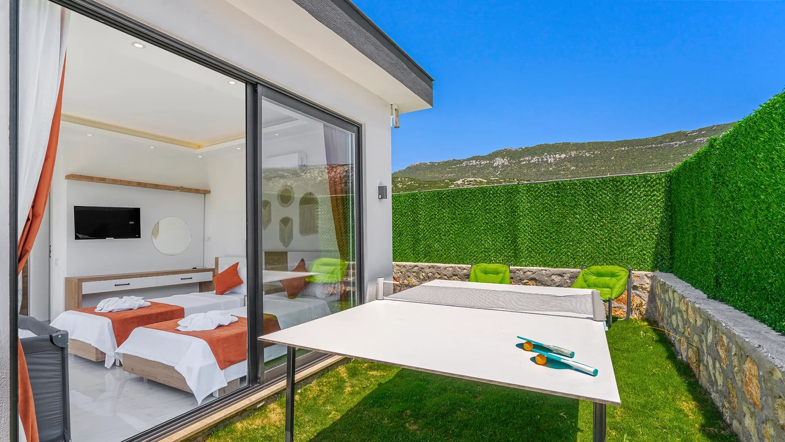 Bezirgan’da Balayı Çiftlerine Uygun, Korunaklı Havuzlu, 2 Yatak Odalı, Kiralık Villa