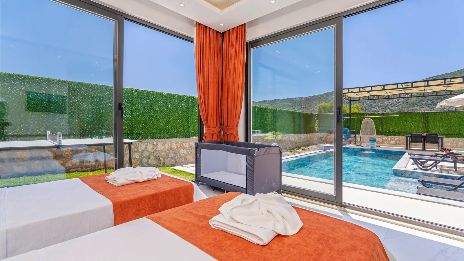 Bezirgan’da Balayı Çiftlerine Uygun, Korunaklı Havuzlu, 2 Yatak Odalı, Kiralık Villa