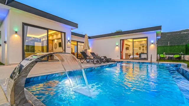 Bezirgan’da Balayı Çiftlerine Uygun, Korunaklı Havuzlu, 2 Yatak Odalı, Kiralık Villa