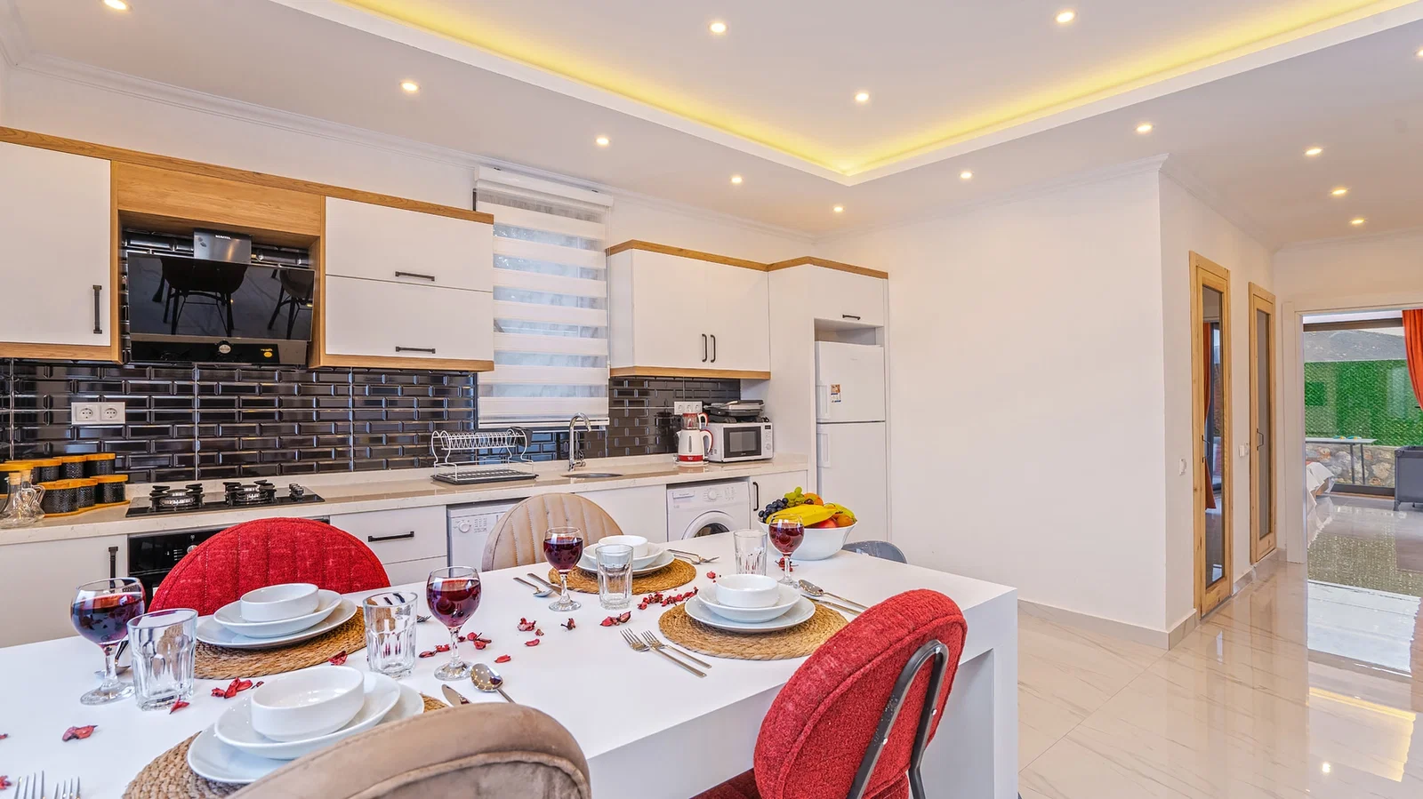 Bezirgan’da Balayı Çiftlerine Uygun, Korunaklı Havuzlu, 2 Yatak Odalı, Kiralık Villa