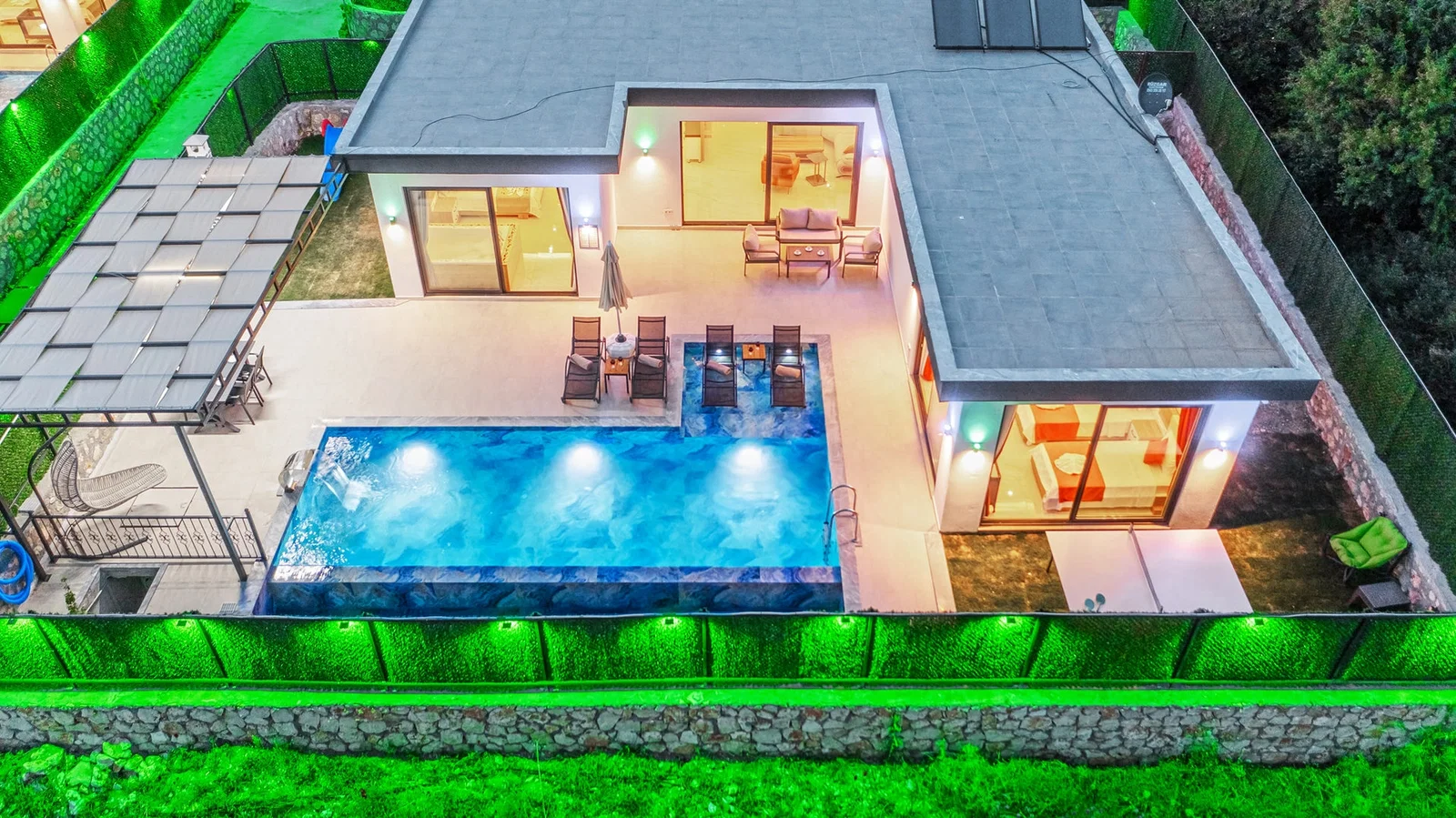 Bezirgan’da Balayı Çiftlerine Uygun, Korunaklı Havuzlu, 2 Yatak Odalı, Kiralık Villa