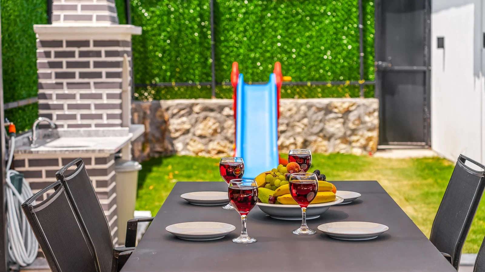 Bezirgan’da Balayı Çiftlerine Uygun, Korunaklı Havuzlu, 2 Yatak Odalı, Kiralık Villa