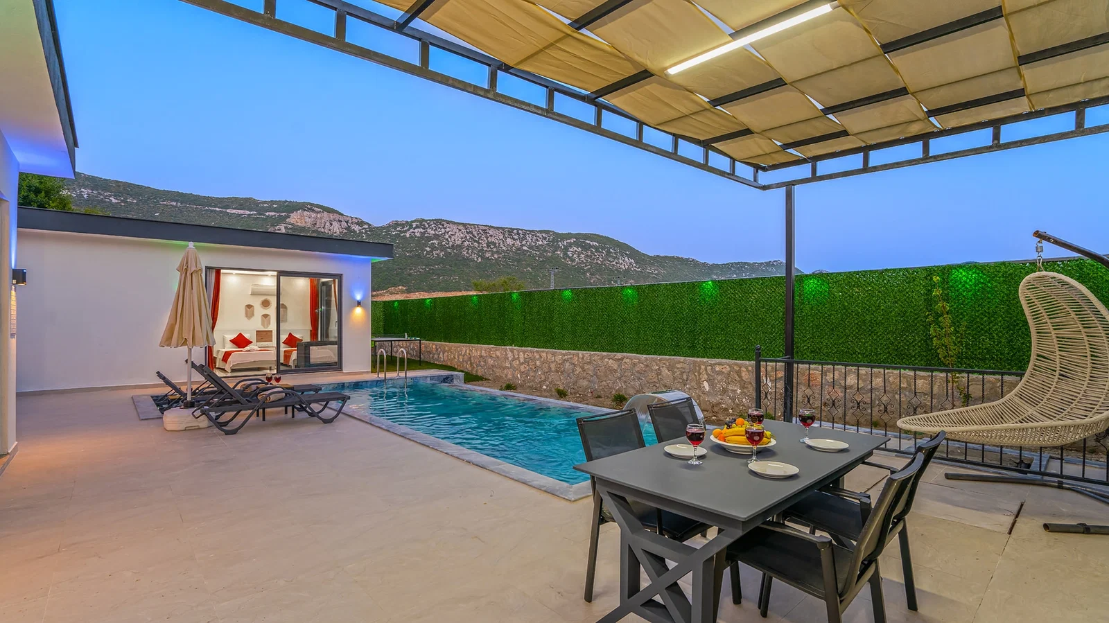 Bezirgan’da Balayı Çiftlerine Uygun, Korunaklı Havuzlu, 2 Yatak Odalı, Kiralık Villa