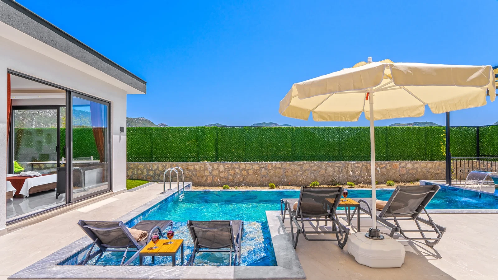 Bezirgan’da Balayı Çiftlerine Uygun, Korunaklı Havuzlu, 2 Yatak Odalı, Kiralık Villa
