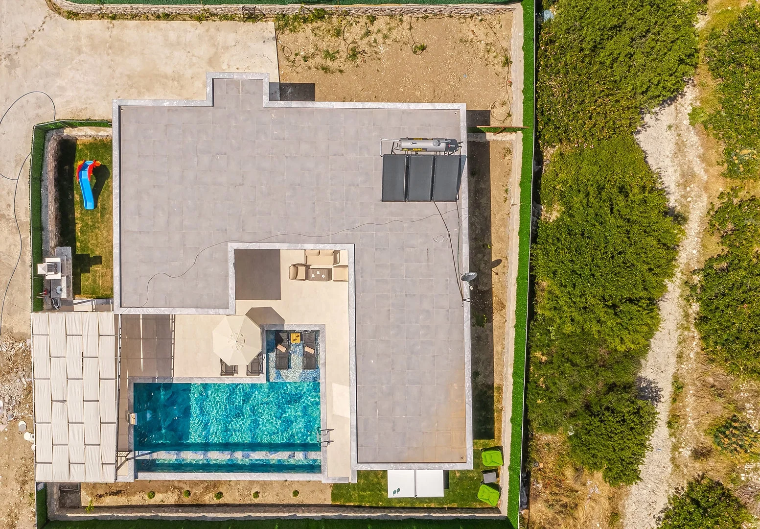 Bezirgan’da Balayı Çiftlerine Uygun, Korunaklı Havuzlu, 2 Yatak Odalı, Kiralık Villa