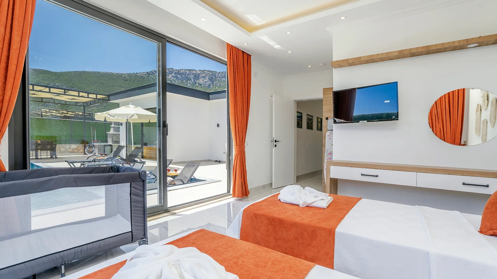 Bezirgan’da Balayı Çiftlerine Uygun, Korunaklı Havuzlu, 2 Yatak Odalı, Kiralık Villa