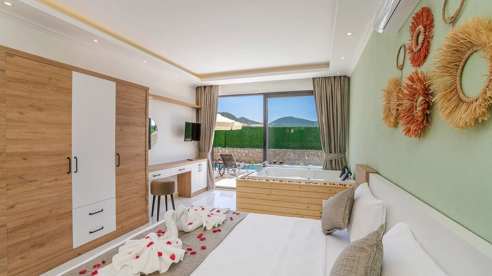 Bezirgan’da Balayı Çiftlerine Uygun, Korunaklı Havuzlu, 2 Yatak Odalı, Kiralık Villa