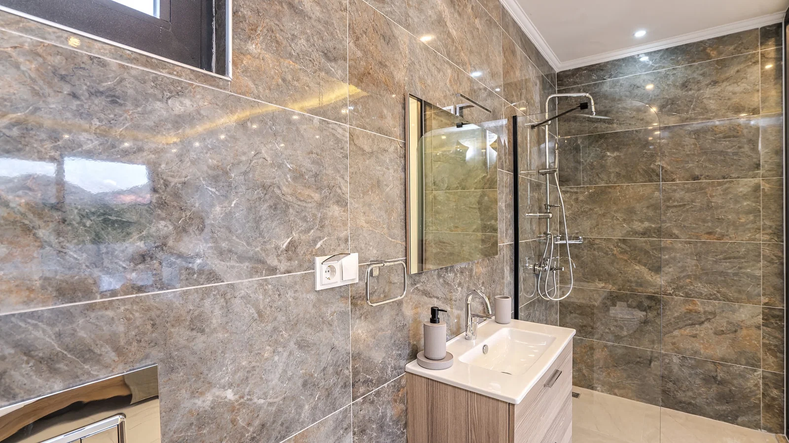 Bezirgan’da Balayı Çiftlerine Uygun, Korunaklı Havuzlu, 2 Yatak Odalı, Kiralık Villa