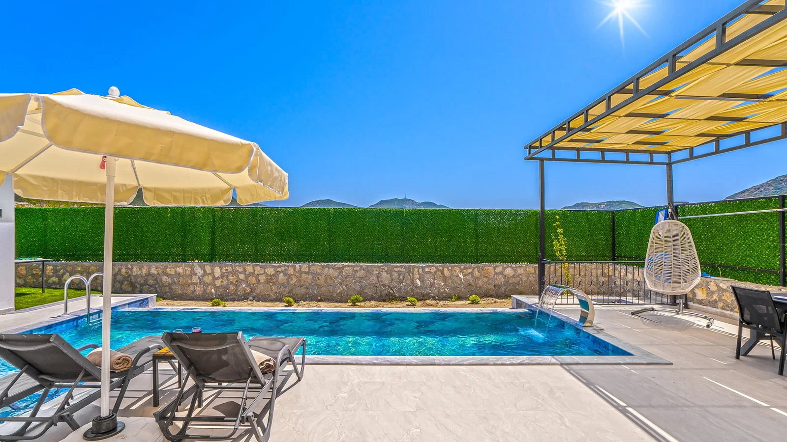 Bezirgan’da Balayı Çiftlerine Uygun, Korunaklı Havuzlu, 2 Yatak Odalı, Kiralık Villa