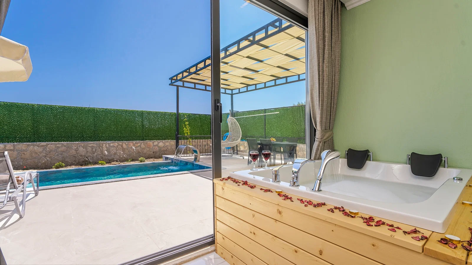 Bezirgan’da Balayı Çiftlerine Uygun, Korunaklı Havuzlu, 2 Yatak Odalı, Kiralık Villa