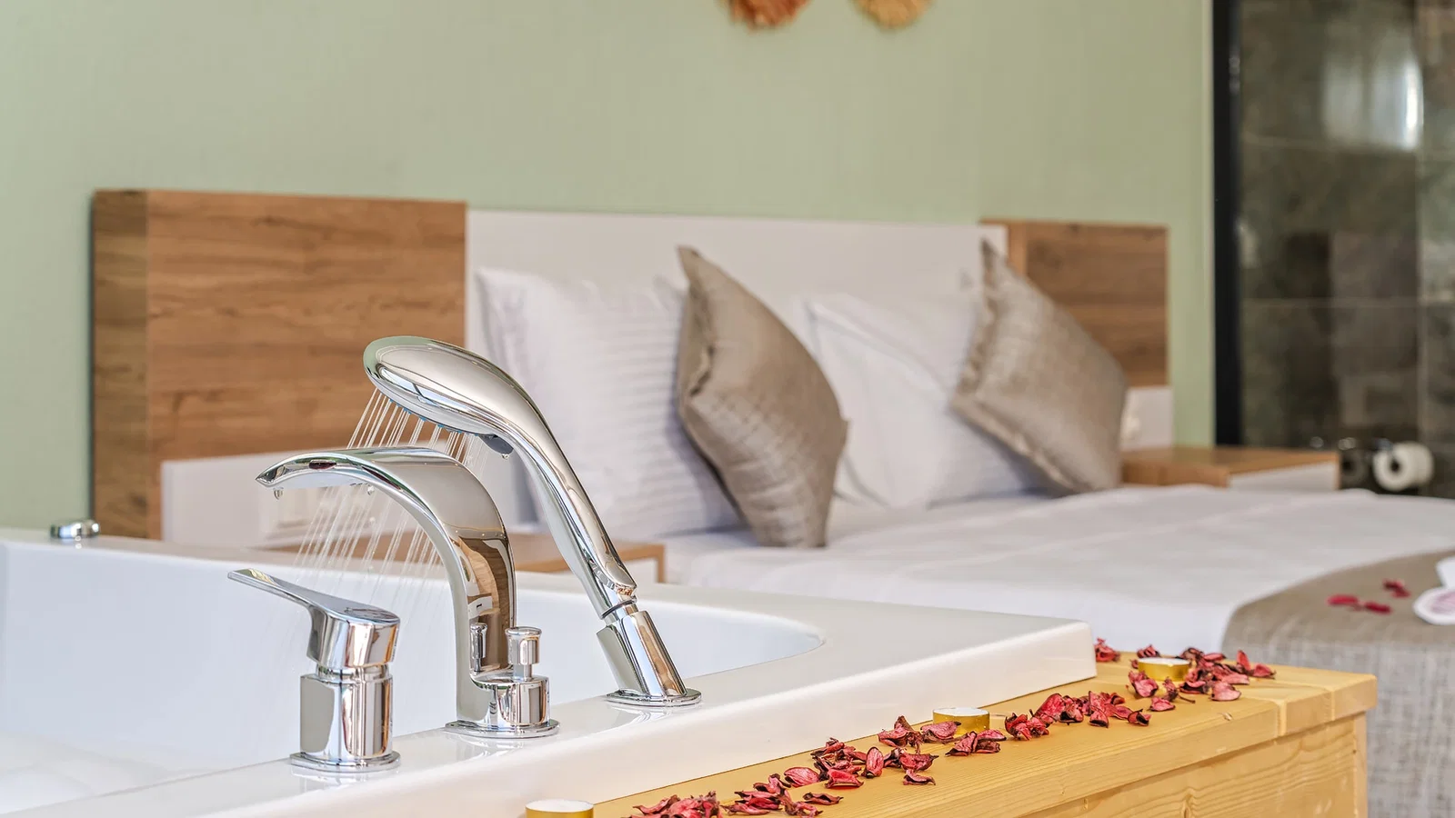 Bezirgan’da Balayı Çiftlerine Uygun, Korunaklı Havuzlu, 2 Yatak Odalı, Kiralık Villa
