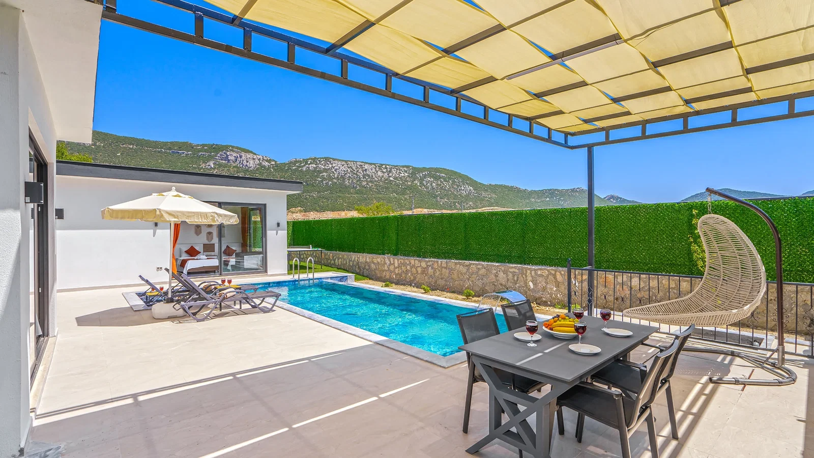 Bezirgan’da Balayı Çiftlerine Uygun, Korunaklı Havuzlu, 2 Yatak Odalı, Kiralık Villa