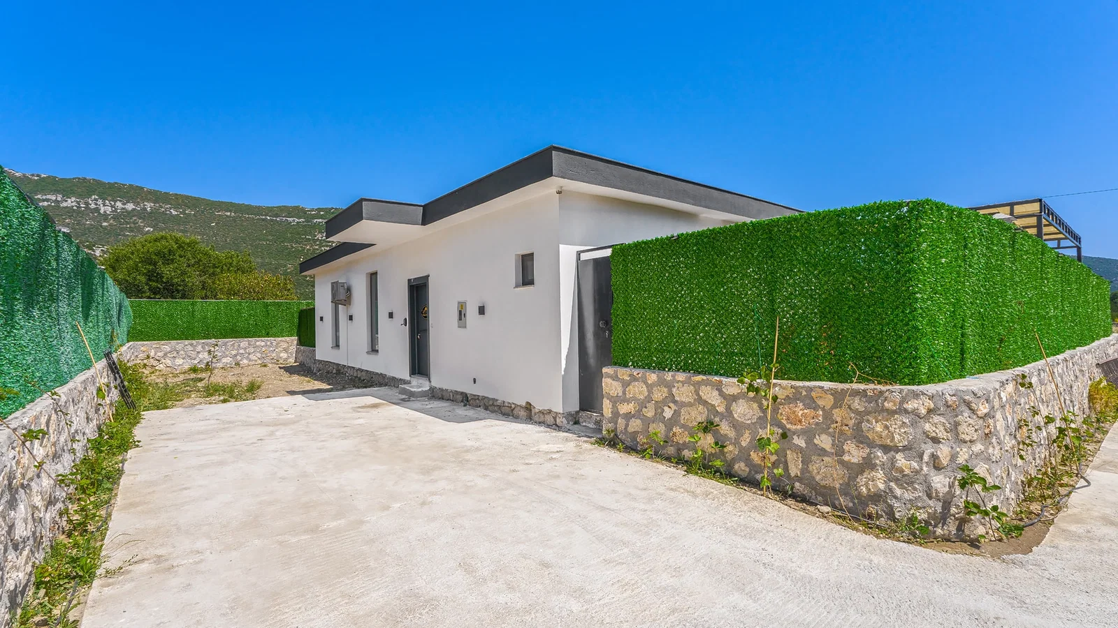Bezirgan’da Balayı Çiftlerine Uygun, Korunaklı Havuzlu, 2 Yatak Odalı, Kiralık Villa