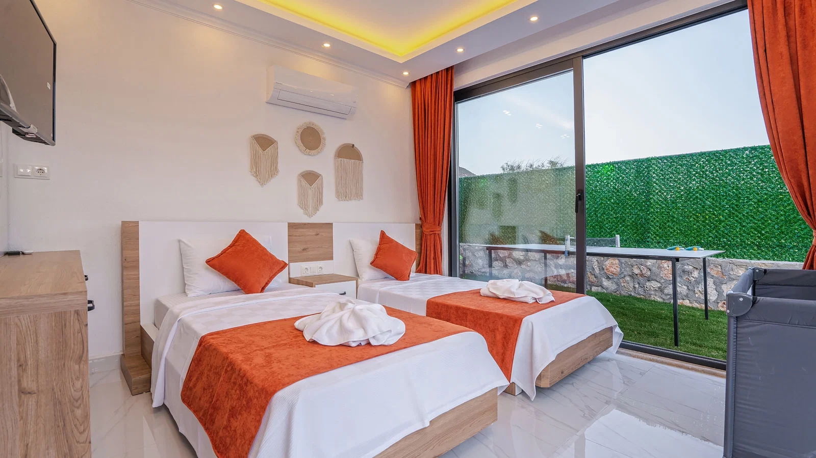 Bezirgan’da Balayı Çiftlerine Uygun, Korunaklı Havuzlu, 2 Yatak Odalı, Kiralık Villa