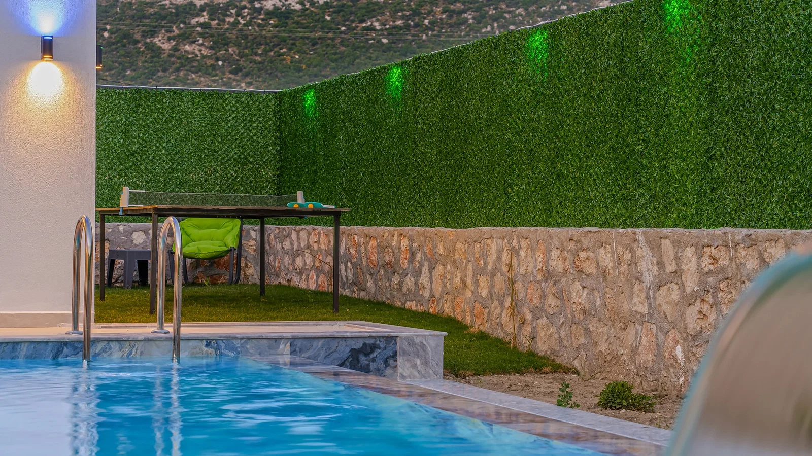Bezirgan’da Balayı Çiftlerine Uygun, Korunaklı Havuzlu, 2 Yatak Odalı, Kiralık Villa