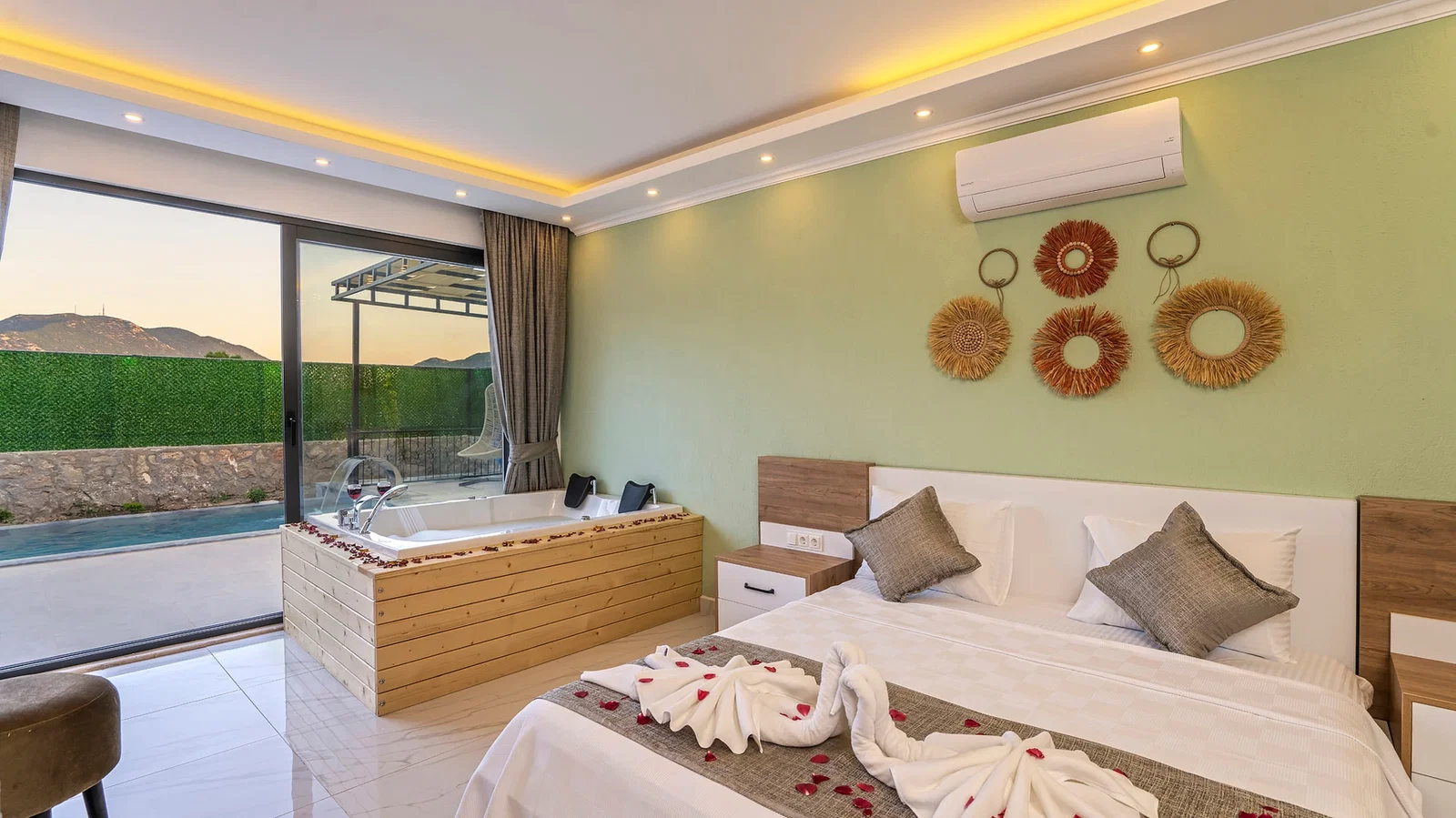 Bezirgan’da Balayı Çiftlerine Uygun, Korunaklı Havuzlu, 2 Yatak Odalı, Kiralık Villa