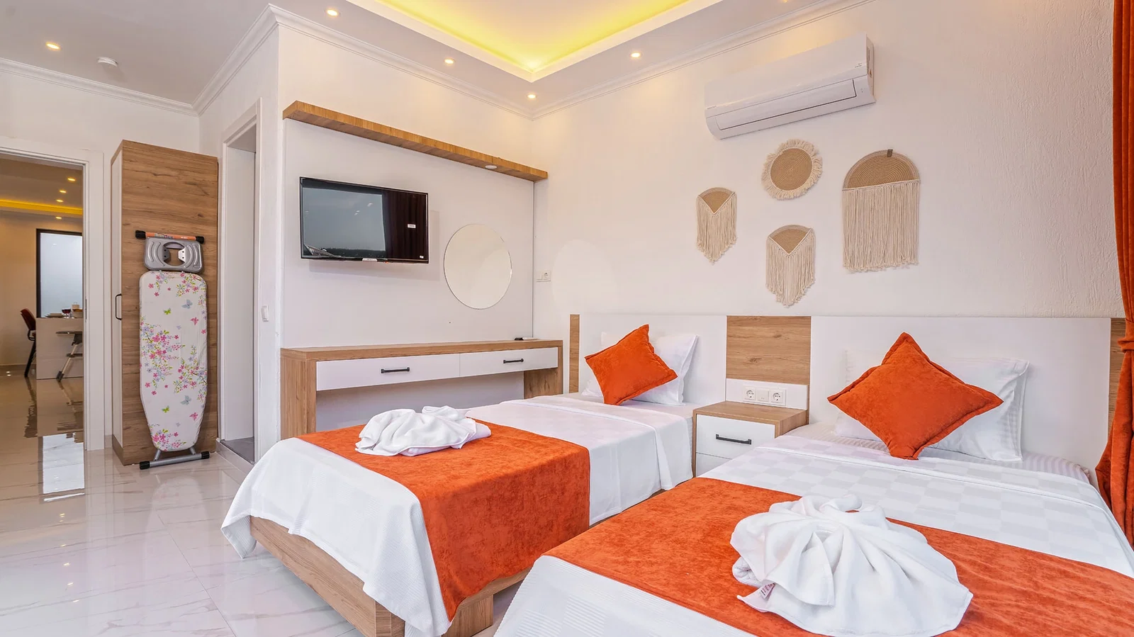 Bezirgan’da Balayı Çiftlerine Uygun, Korunaklı Havuzlu, 2 Yatak Odalı, Kiralık Villa