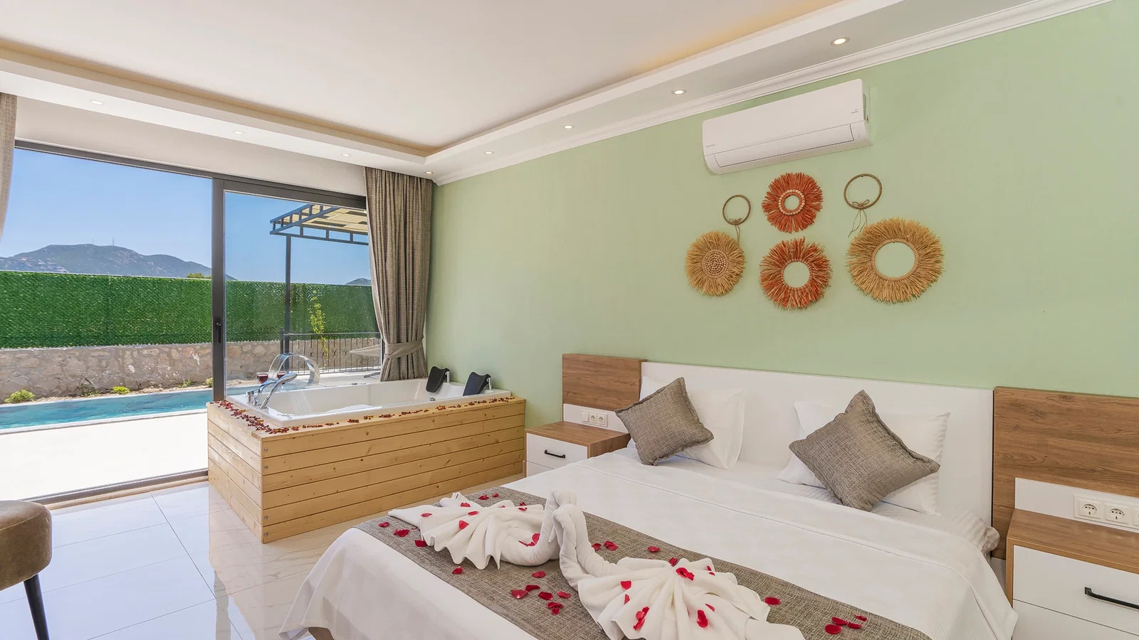 Bezirgan’da Balayı Çiftlerine Uygun, Korunaklı Havuzlu, 2 Yatak Odalı, Kiralık Villa