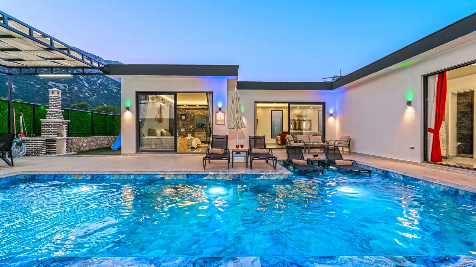 Bezirgan’da Balayı Çiftlerine Uygun, Korunaklı Havuzlu, 2 Yatak Odalı, Kiralık Villa