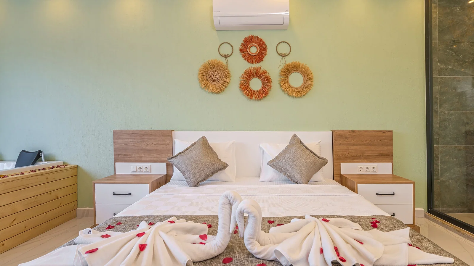 Bezirgan’da Balayı Çiftlerine Uygun, Korunaklı Havuzlu, 2 Yatak Odalı, Kiralık Villa