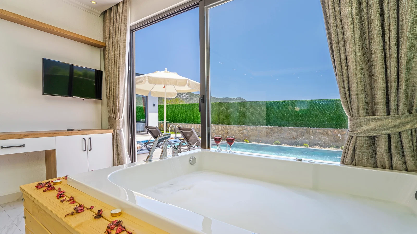 Bezirgan’da Balayı Çiftlerine Uygun, Korunaklı Havuzlu, 2 Yatak Odalı, Kiralık Villa